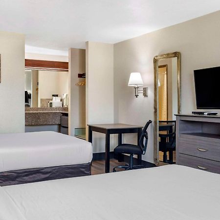 Econo Lodge Portland Airport Bagian luar foto
