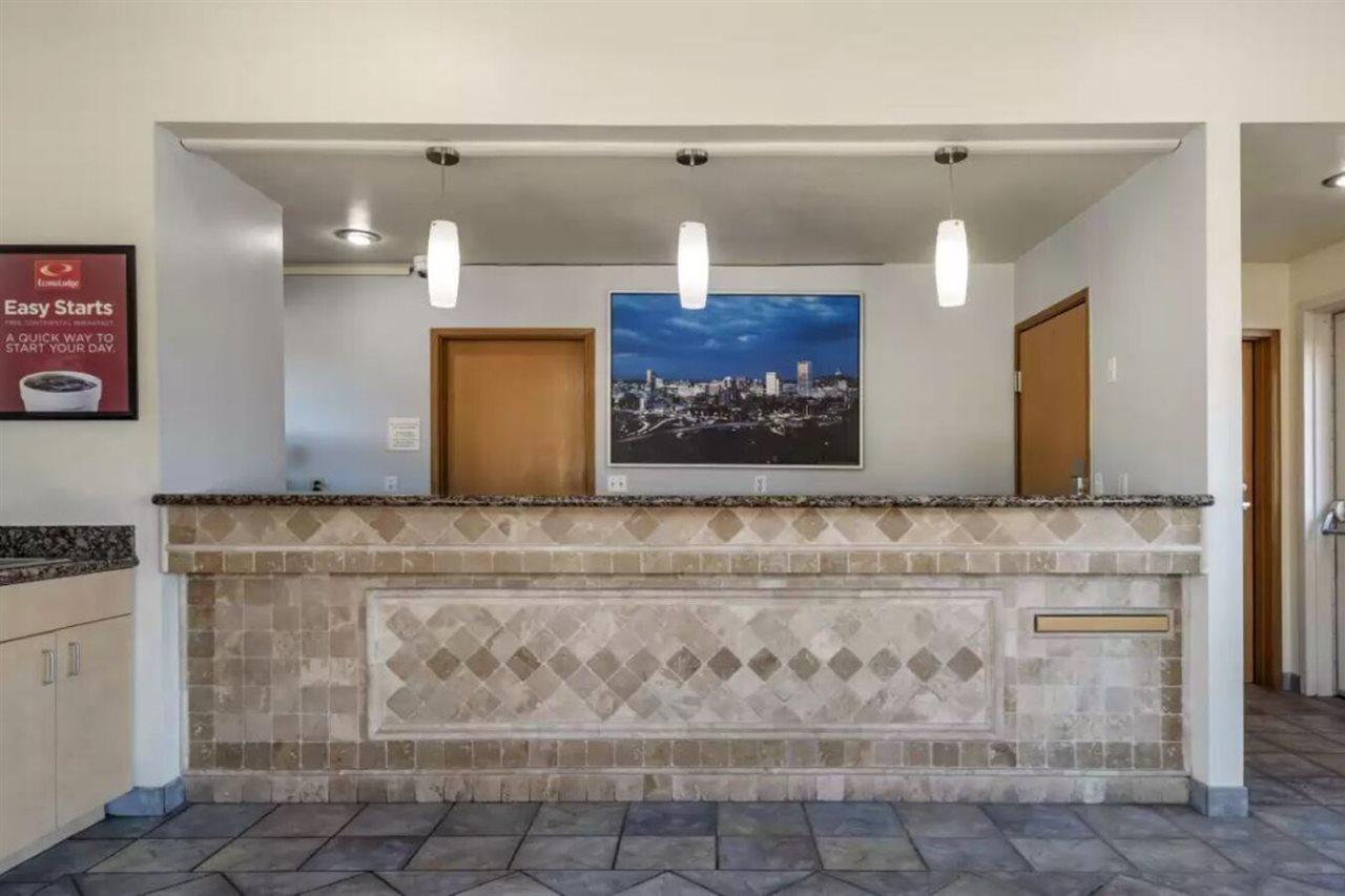 Econo Lodge Portland Airport Bagian luar foto