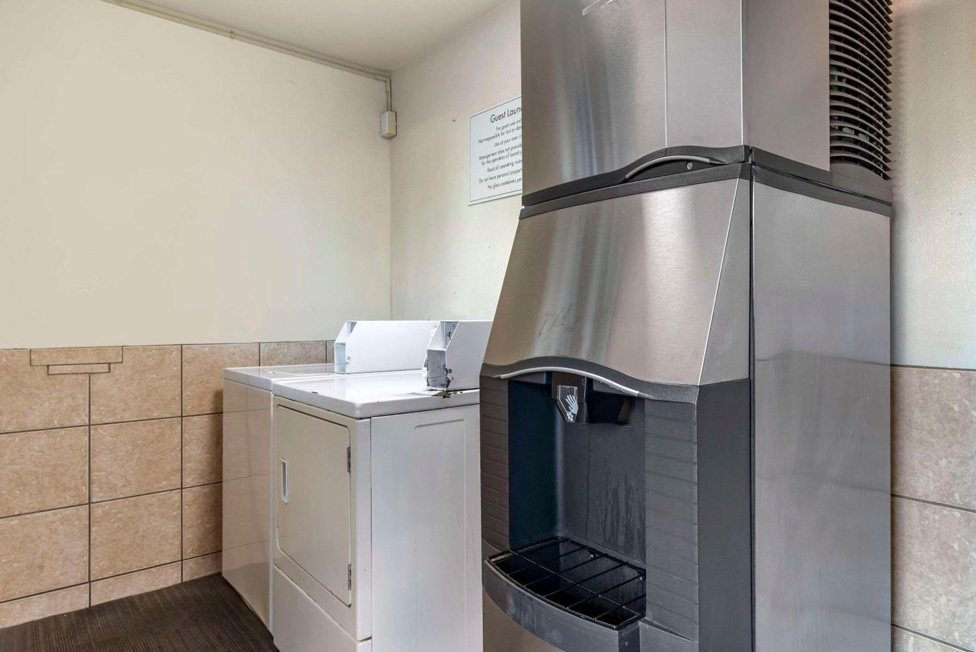 Econo Lodge Portland Airport Bagian luar foto
